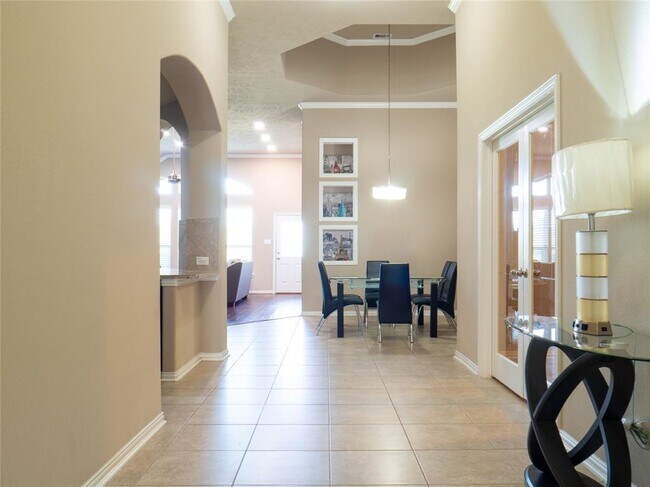 Building Photo - 2419 Doral Dr