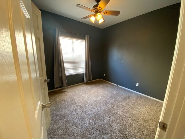 Building Photo - Great North Hanford Location