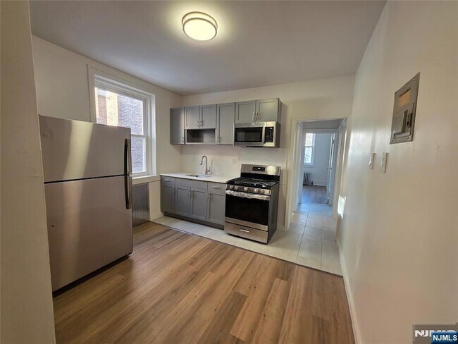 Building Photo - 367 Sanford Ave