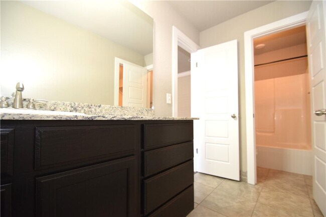 Building Photo - 710 SW Willowpoint Rd