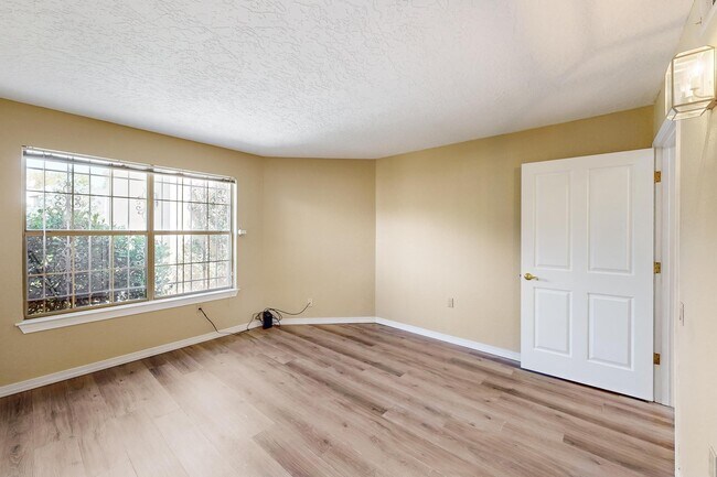 Building Photo - 9824 Lagrima De Oro Rd NE