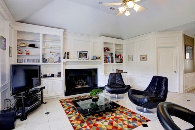 Building Photo - Spacious 5-Bedroom Lakeview Home with Pool...