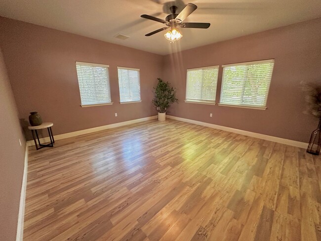 Building Photo - Spacious 1 Bedroom with RIVER TRAIL ACCESS!!