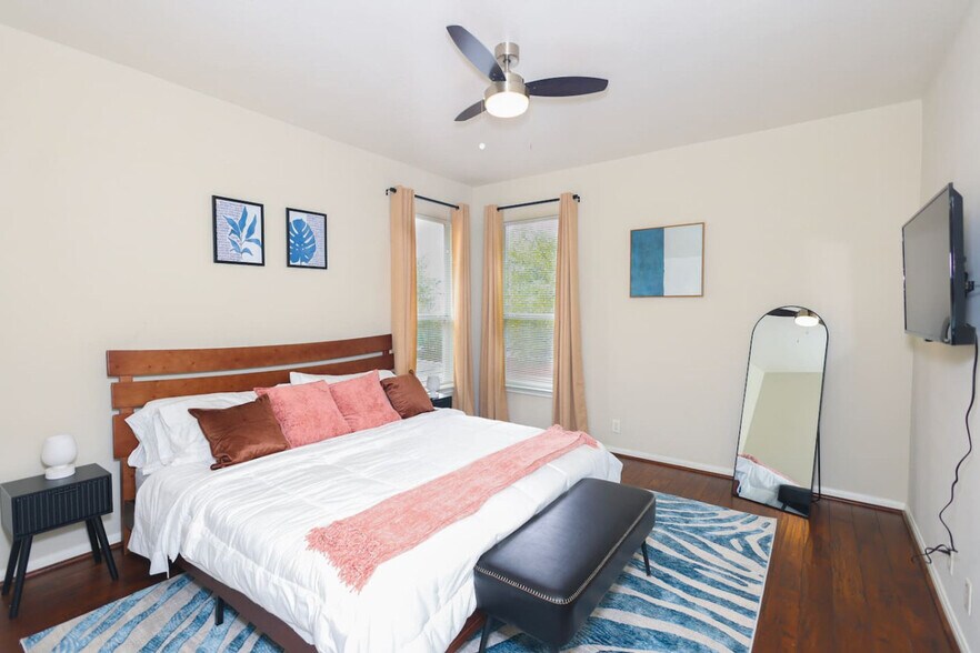 Building Photo - 2418 Allred Dr