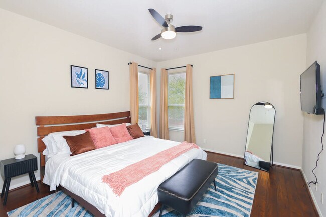 Building Photo - 2418 Allred Dr