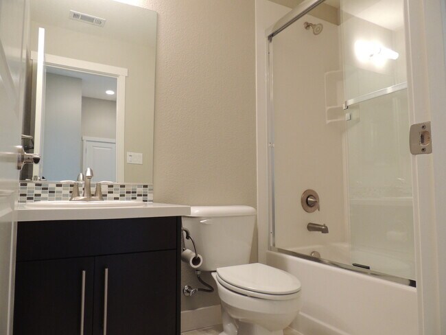 Building Photo - Hurry! RARE VACANCY! 3 BR Model home with ...