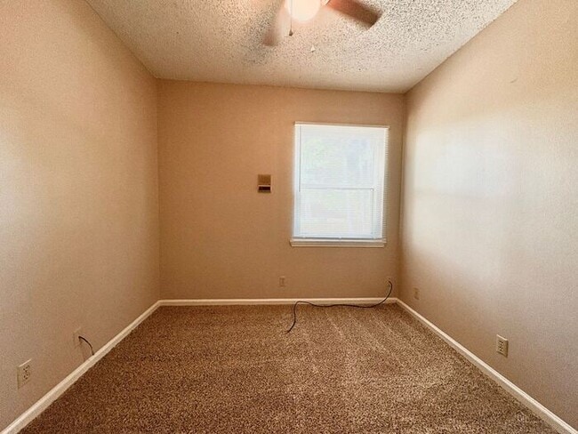 Building Photo - Available Now! Beautiful 3 bedroom 2.5 bat...