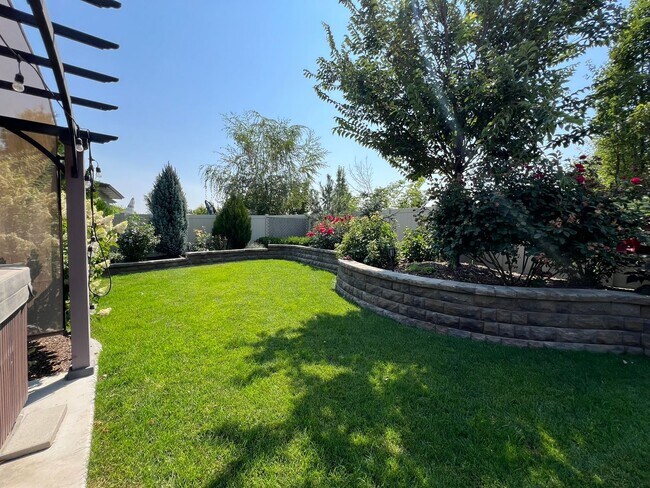 Building Photo - Beautiful custom built home with 4 bed 3.5...