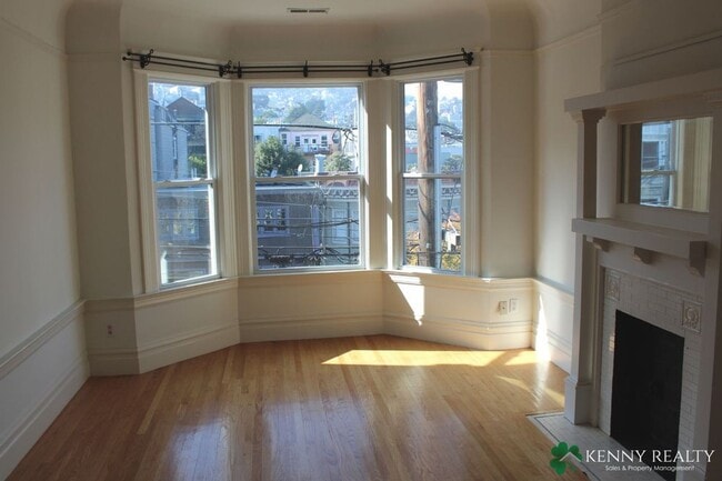 Building Photo - Coming Soon: Top Floor Flat with Updated K...