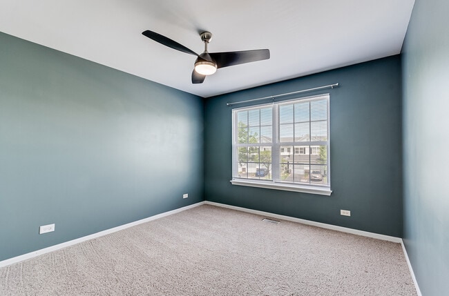 Building Photo - 913 Genesee Dr