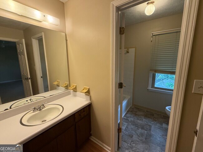 Building Photo - 2691 Falcon Ridge Dr SW