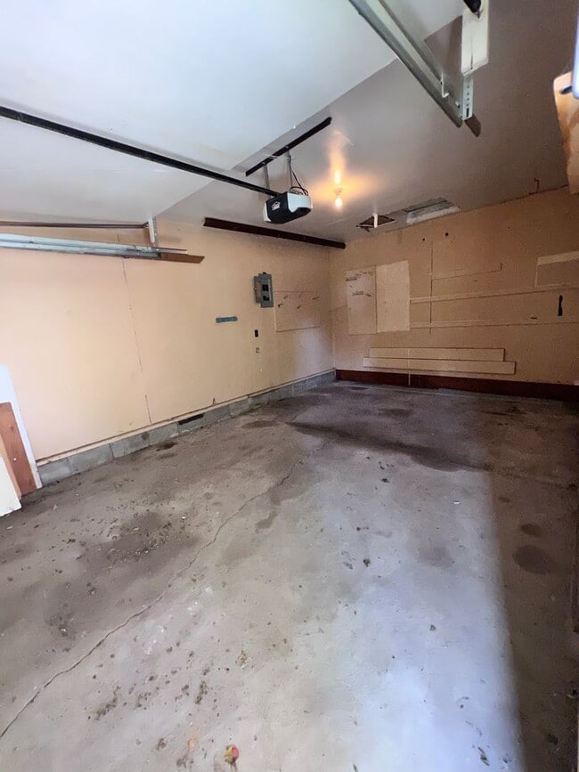 Building Photo - Beautiful 3 bed South Omaha/Hanscom Park Home with Attaced 1 car garage! $1,425!