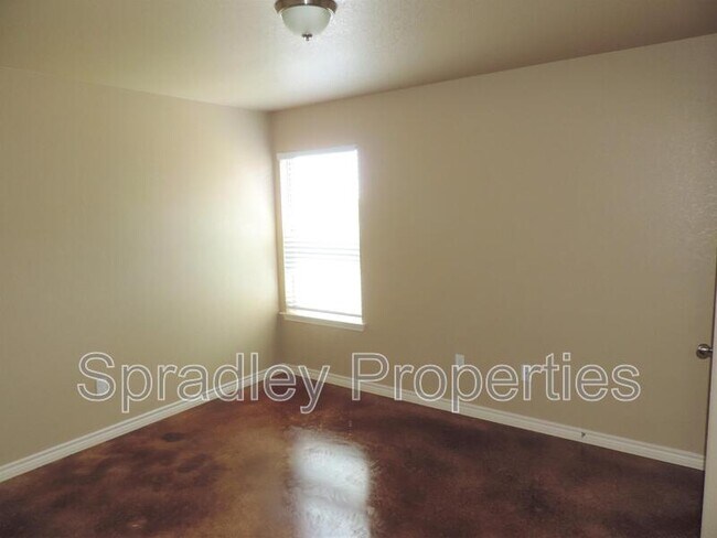 Building Photo - 915 Laila Ln