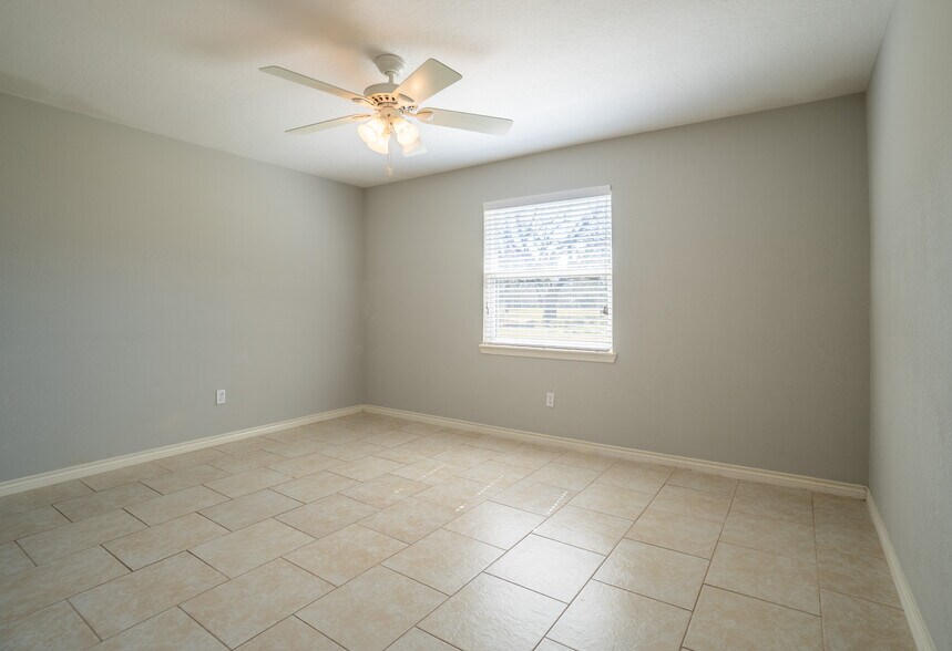 Building Photo - 140 Lakewood Dr