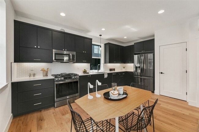 Building Photo - 3bd/1.75ba Seattle Townhome