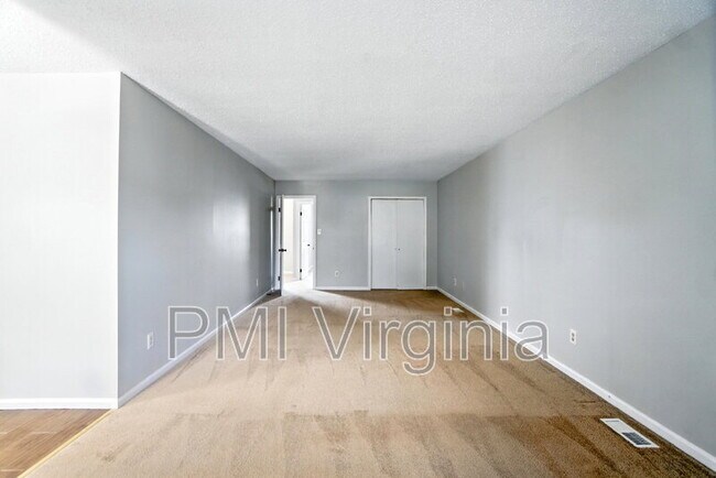 Building Photo - 5489 Glenville Cir