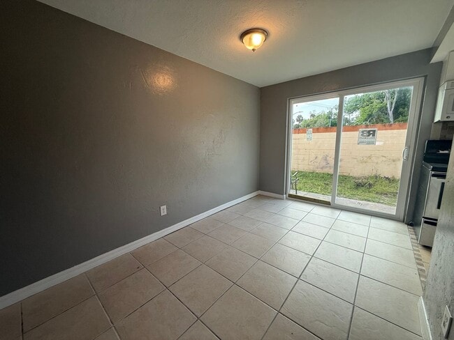 Building Photo - Beautiful 2 Bed 1.5 Bath Townhome AVAILABLE IMMEDIATELY!