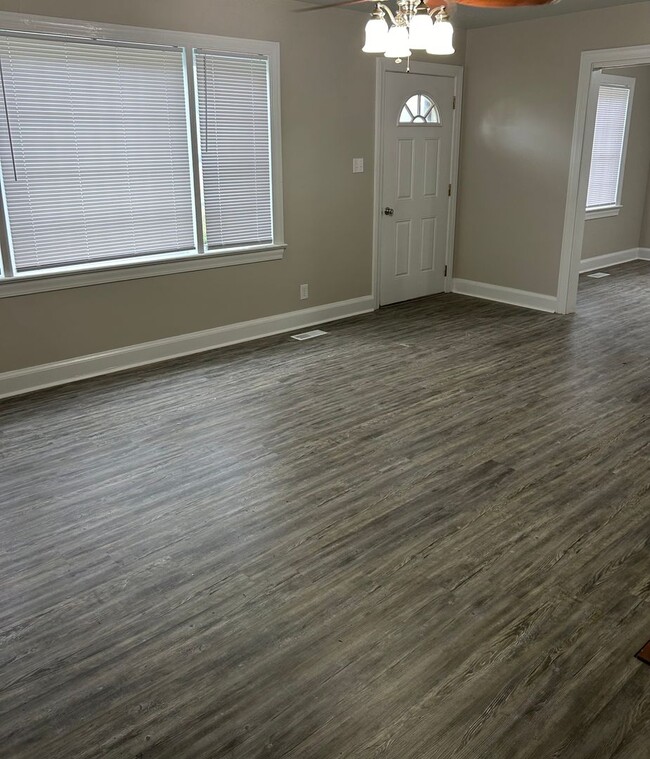 Building Photo - 3 bedroom, two bath home for rent