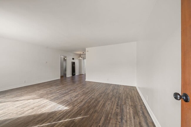 Building Photo - 2 Bed 1 Bath Updated Gated Condo Near Beac...