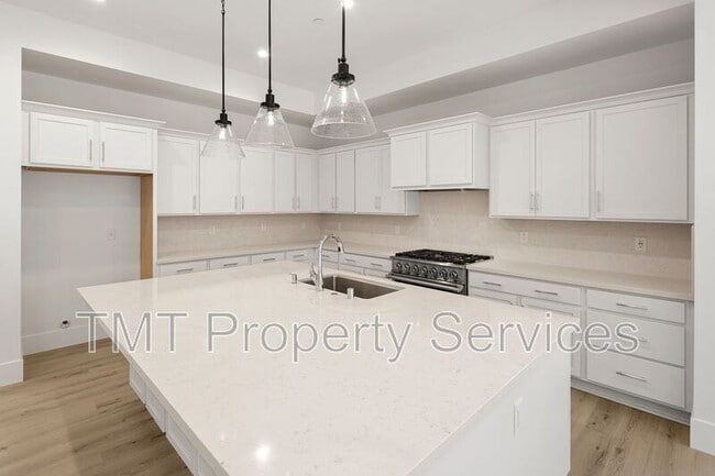 Building Photo - 9041 Ventura St