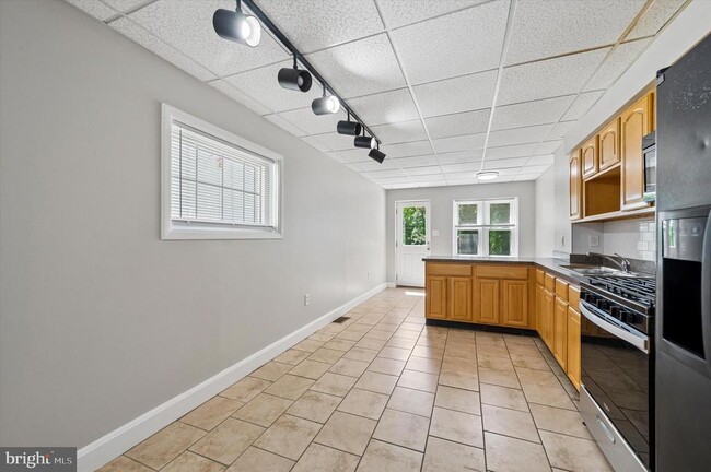 Building Photo - 431 Iroquois St
