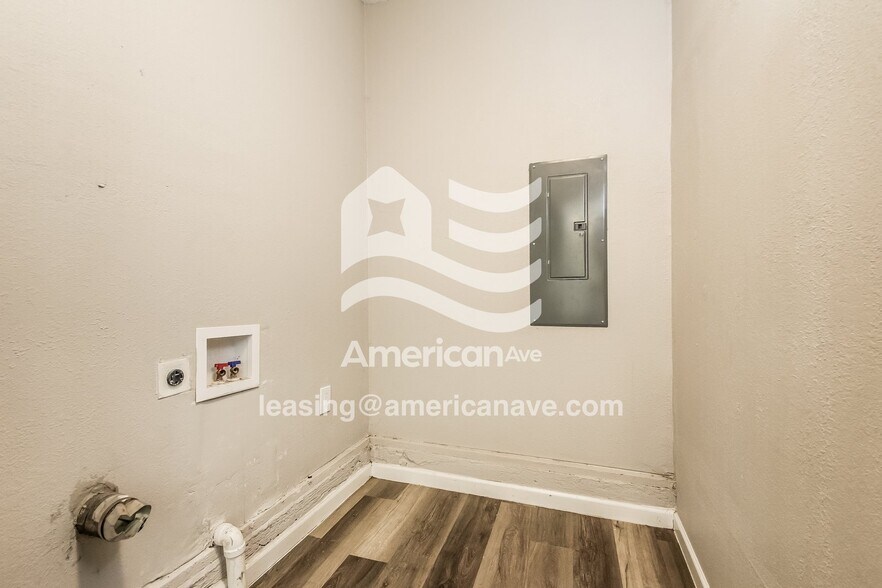 Building Photo - 328 W 46th Pl N