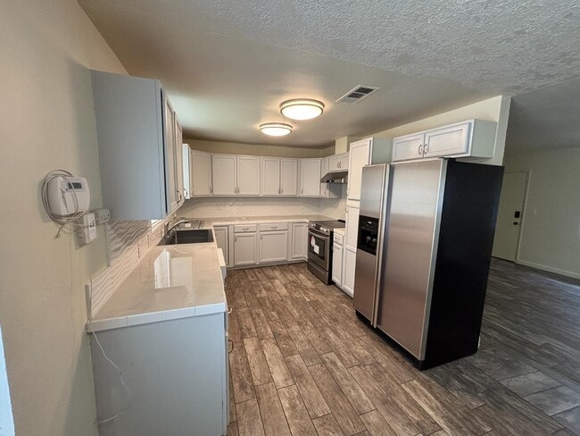 Building Photo - 7421 N Maple Ave