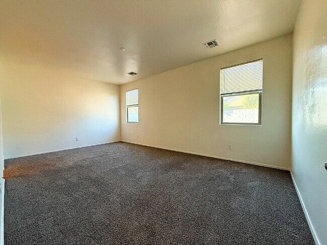 Building Photo - "Charming 3-Bedroom Oasis with 2 Baths & S...