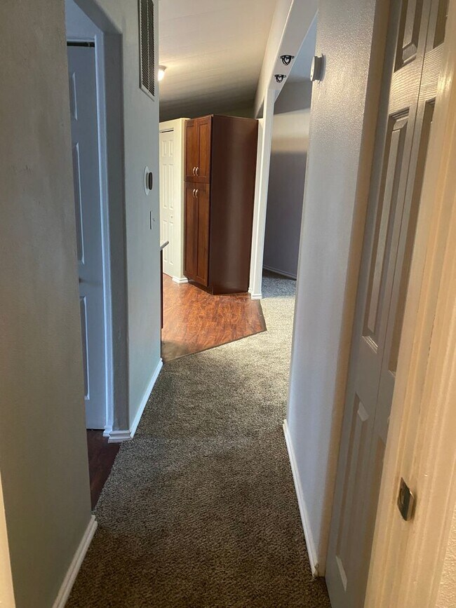 Building Photo - 930 NW Donahoo St