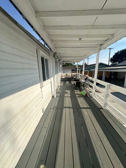 Building Photo - 8861 Live Oak Ave