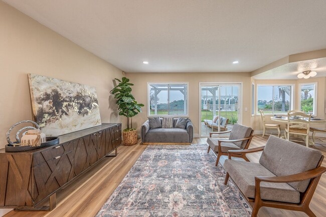 Building Photo - Fully furnished Canyon View 5 Bed Single Family