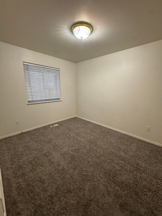 Building Photo - 100 Burton St