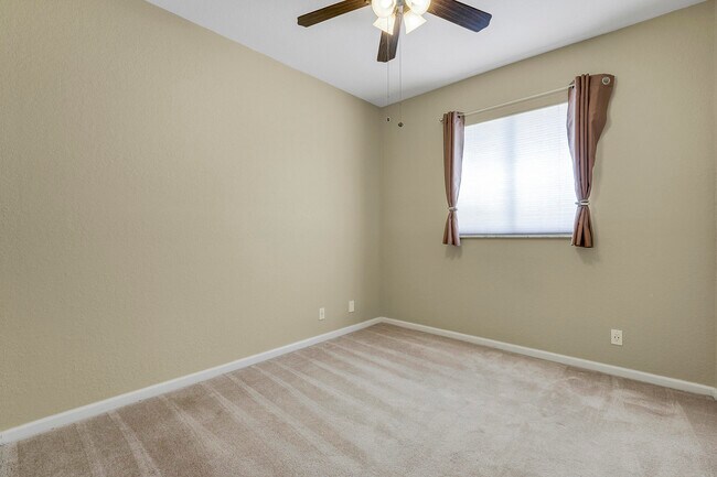 Building Photo - 3172 N Greenleaf Cir