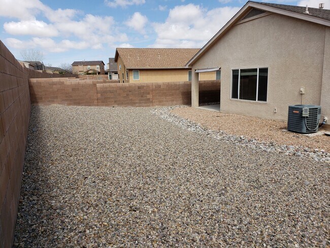 Building Photo - 3 bed 2 bath home in Huning Ranch