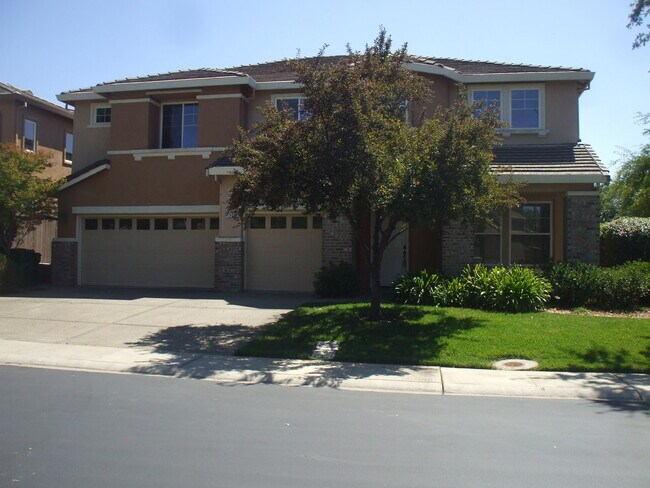 Building Photo - Fabulous Serrano Home