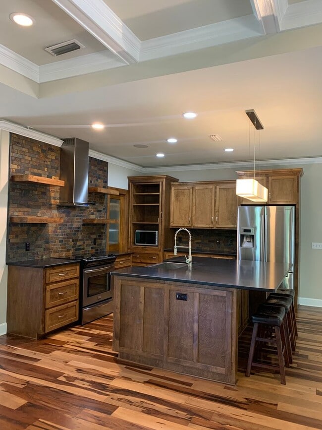 Building Photo - 102 Valley Chase Dr