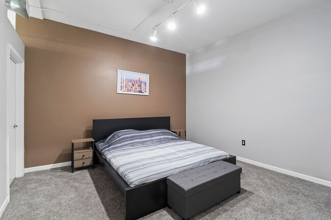 Building Photo - Downtown 1 bed Furnished Apartment for Ren...