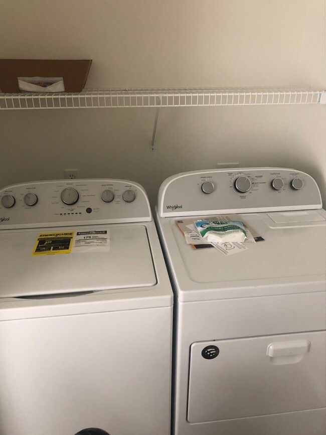 Building Photo - 2 bedroom, 1 bath House: Available August 2025!