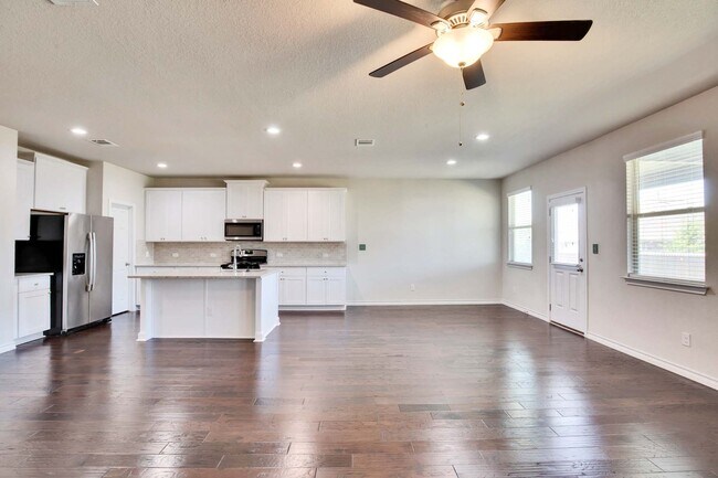 Building Photo - 8008 Massa Dr