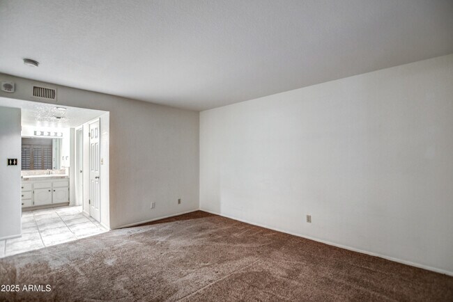 Building Photo - 4303 E Cactus Rd
