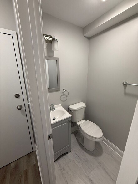 Building Photo - 744 W Gordon Terrace