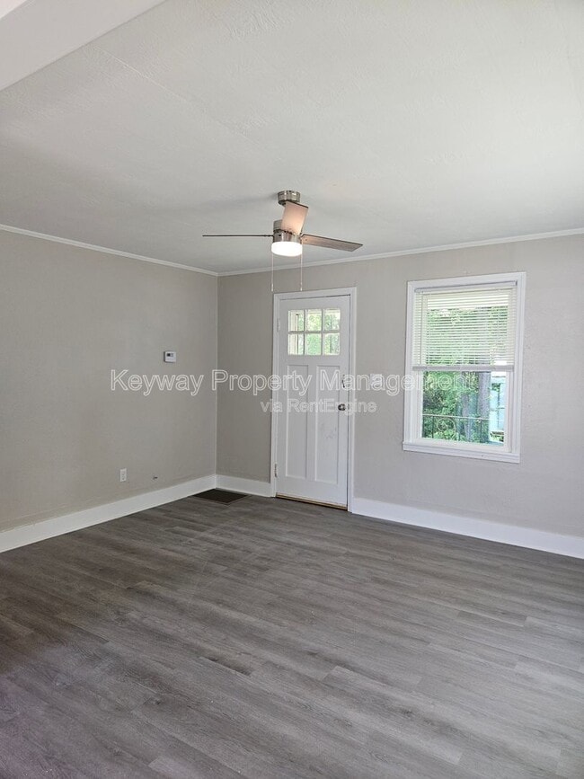 Building Photo - 302 Crystal Lake Dr