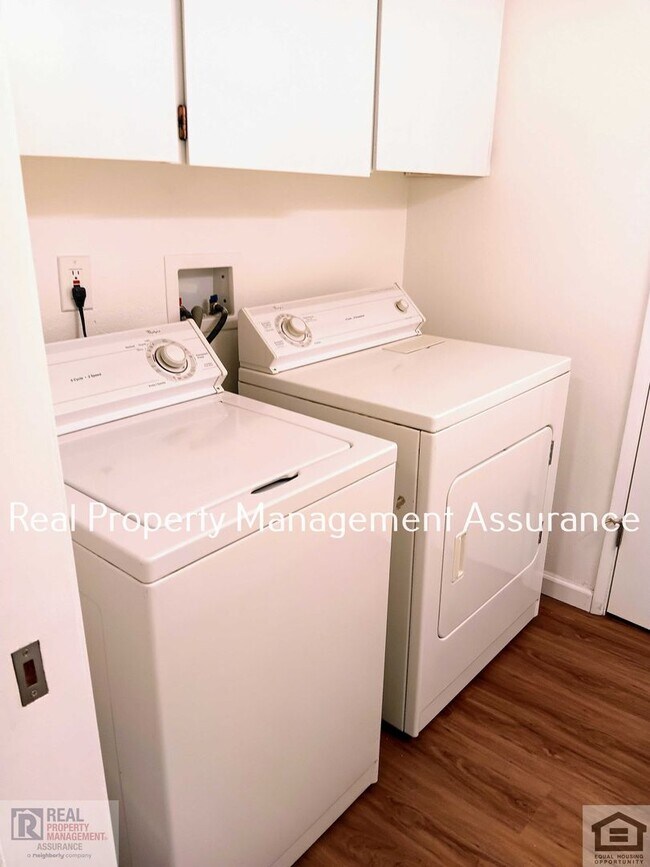 Building Photo - Charming 3BR/1.5BA Duplex Unit Now Availab...