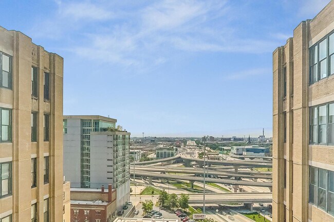 Building Photo - 728 W Jackson Blvd