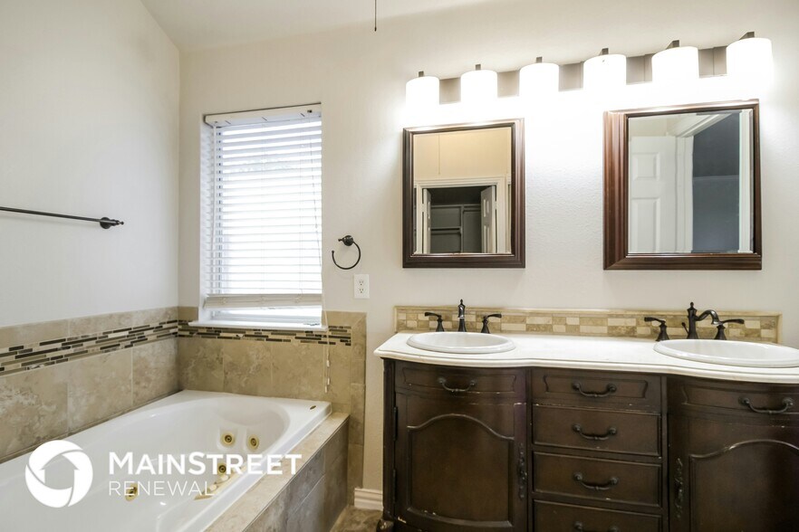 Building Photo - 2520 Castle Pines Dr