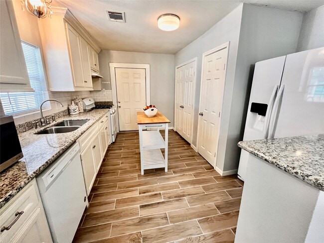 Building Photo - 106 N Eastwood St