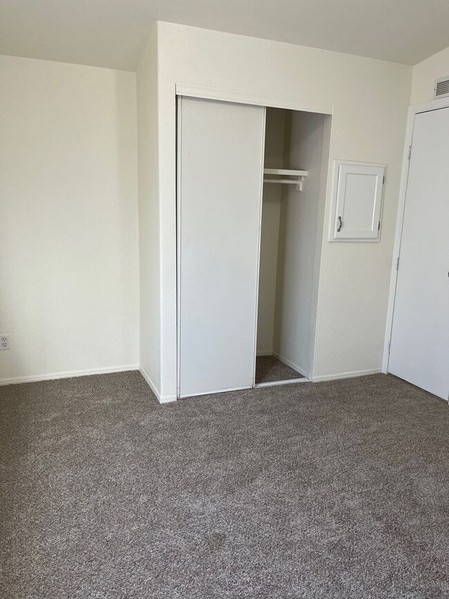 Building Photo - ***2 BEDROOM/1 BATH - CORNER LOT - CORDES LAKES***