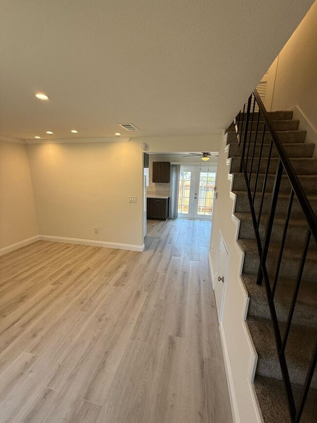 Building Photo - 2 bedroom 1.5 Bath Upgraded Townhome