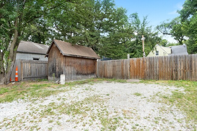 Building Photo - 819 Bertrand St