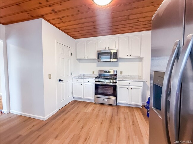 Building Photo - 2-4 Elm Pl